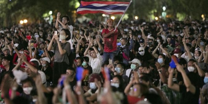 Pemimpin Demonstran Thailand Didakwa Penghinaan Terhadap Monarki